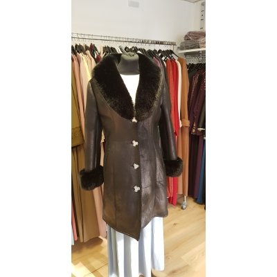 Lange jas met bont kraag .